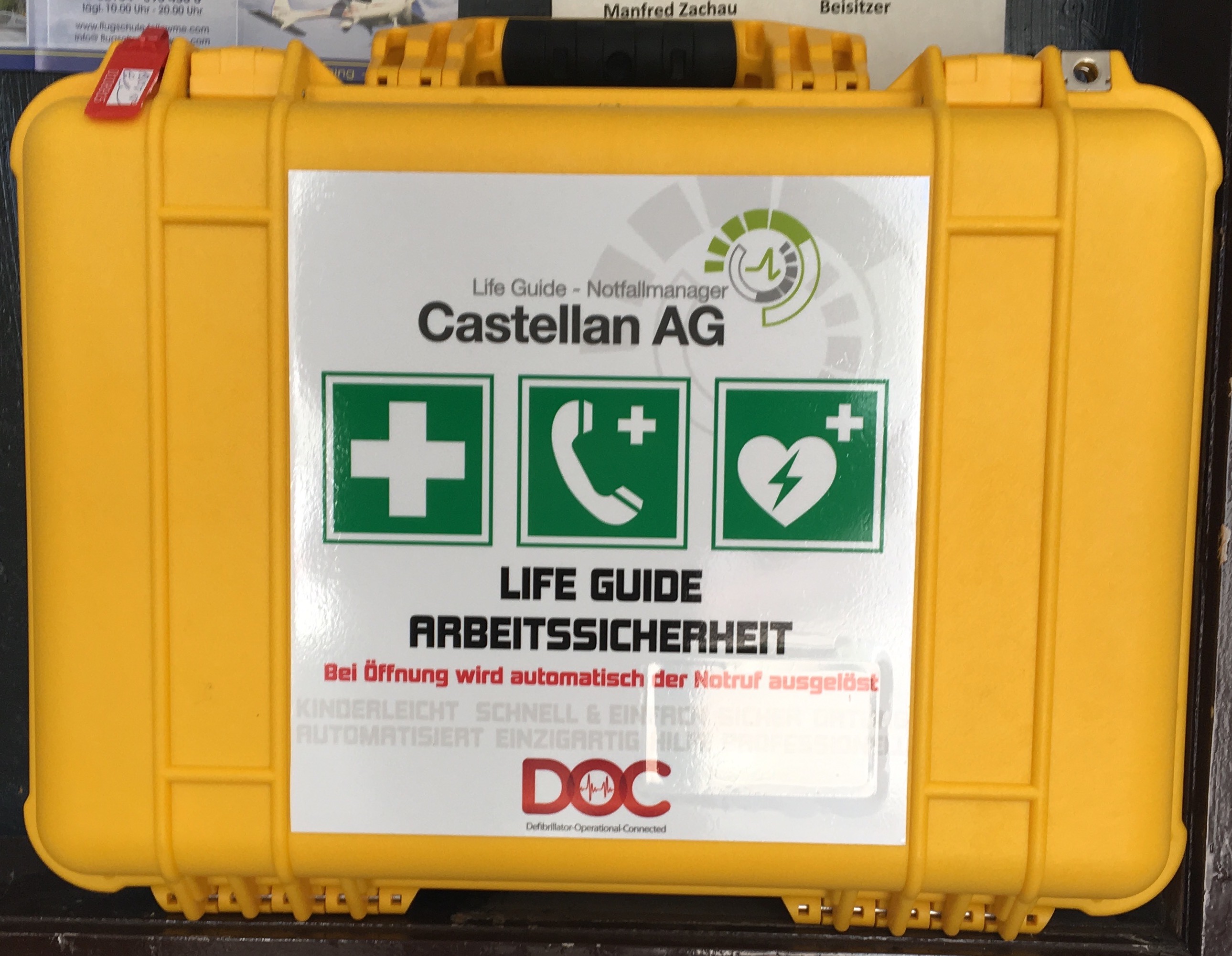 Defibrillator und Erste-Hilfe-Koffer am Niershorst